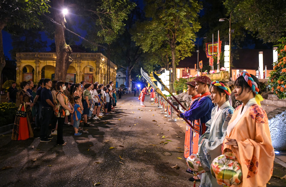 Du kh&aacute;ch như được sống trong kh&ocirc;ng gian của một buổi chầu tại điện K&iacute;nh Thi&ecirc;n trong tour đ&ecirc;m Giải m&atilde; Ho&agrave;ng th&agrave;nh Thăng Long. Ảnh: Th&agrave;nh Đạt