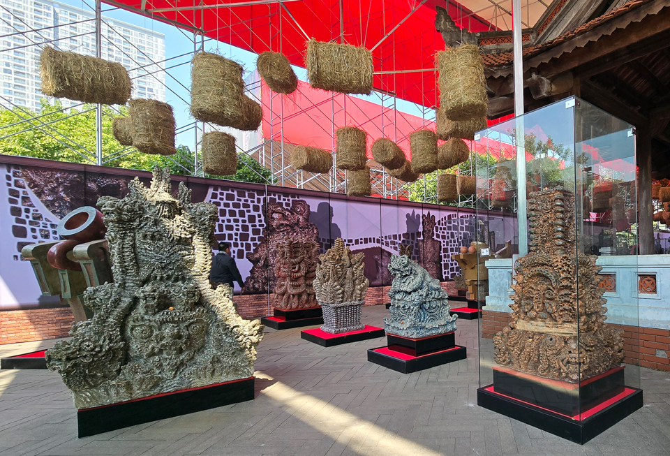 &Ocirc;ng sử dụng kỹ thuật chạm, đắp nổi, thể nghiệm với men m&agrave;u, tạo th&agrave;nh h&igrave;nh khối vững chắc thể hiện t&aacute;c phẩm. Ảnh: TA