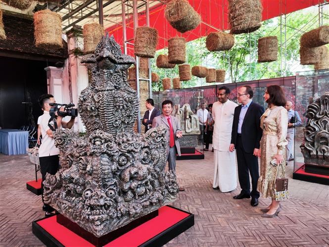 Nhiều nh&agrave; ngoại giao, ch&iacute;nh kh&aacute;ch, kh&aacute;ch quốc tế đ&atilde; t&igrave;m đến triển l&atilde;m. Ảnh: HL