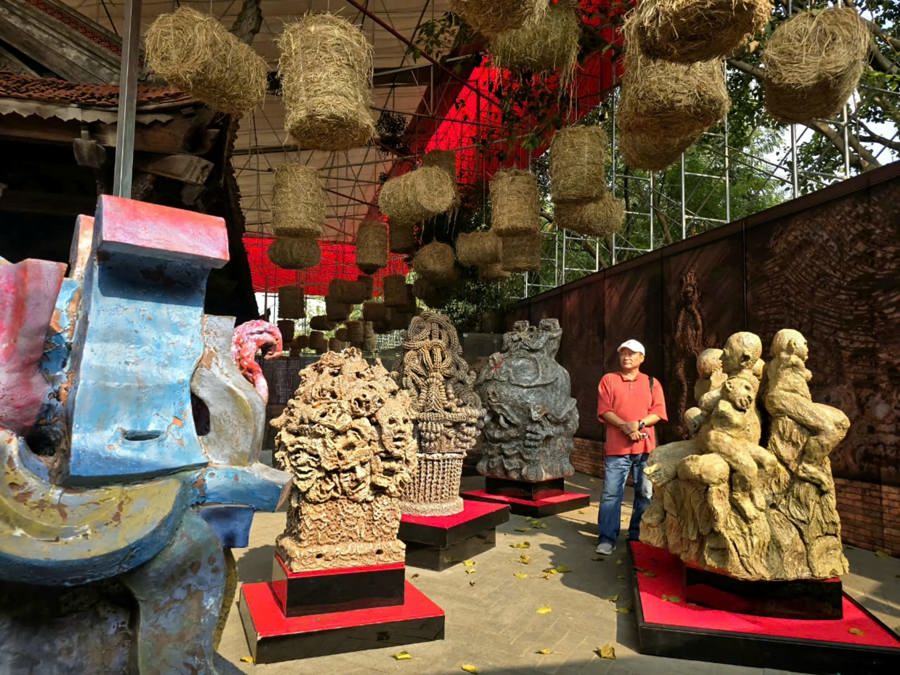 Tác giả Ngô Xuân Bính và tác phẩm. Ảnh HL