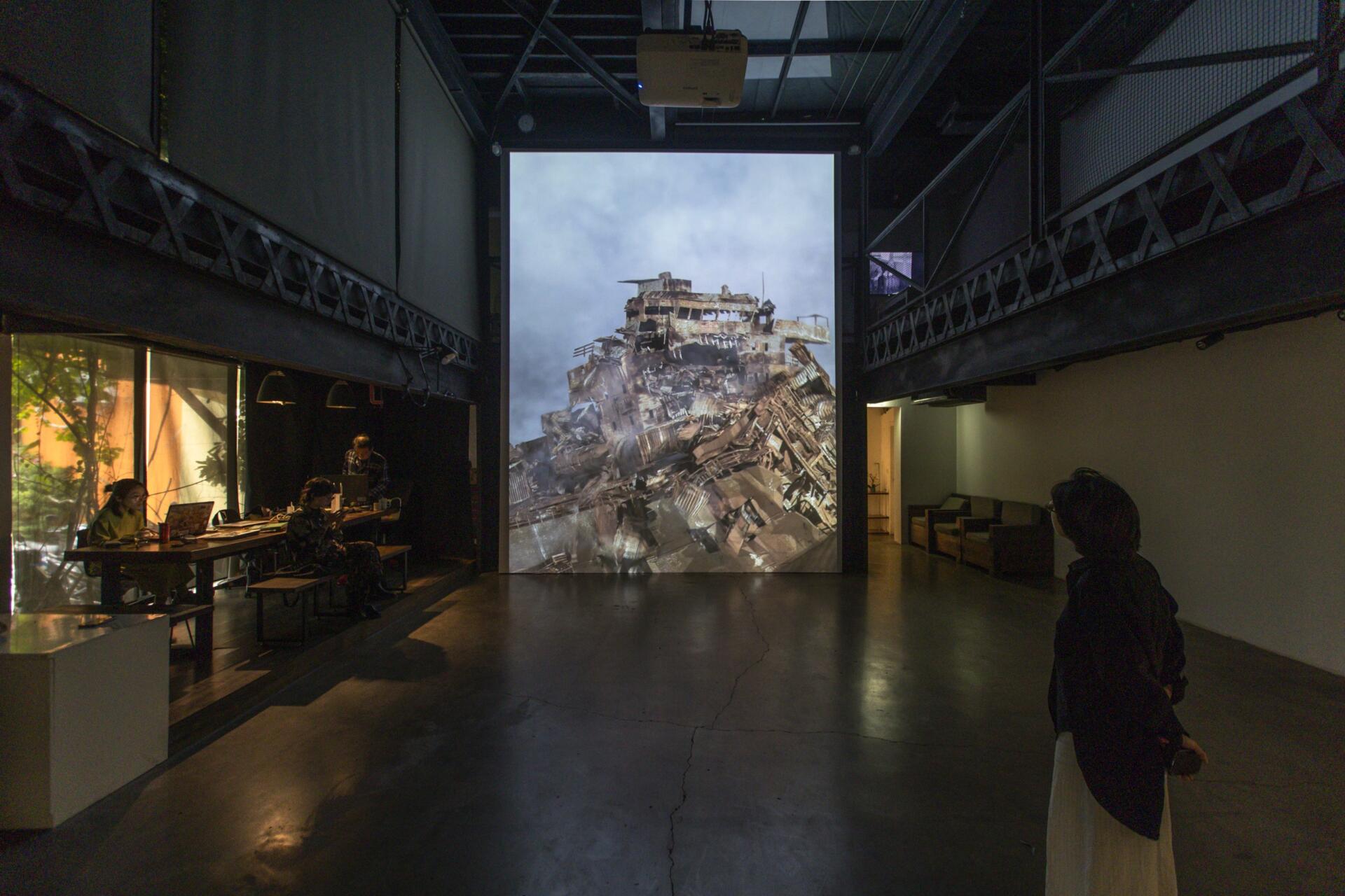 Cảm nhận nỗi nhớ qua triển lãm 'Mô hình phân rã'- Ảnh 2. Cảm nhận nỗi nhớ qua triển lãm 'Mô hình phân rã'- Ảnh 2.