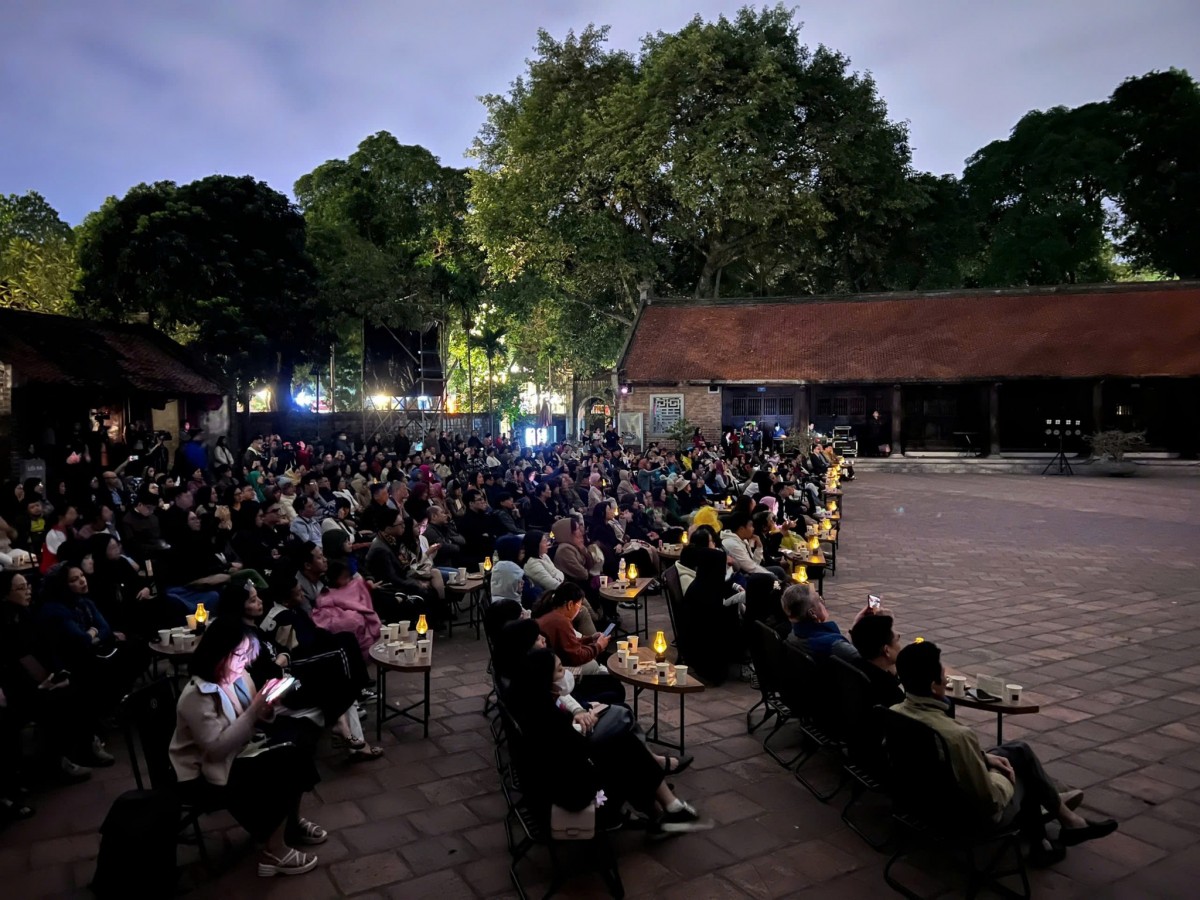 Ra mắt phim "Sử đá lưu danh" tại tour đêm Văn Miếu - Quốc Tử Giám