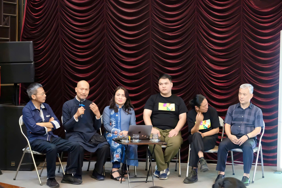 Các diễn giả chia sẻ tại tọa đàm. Ảnh: Cẩm Tú