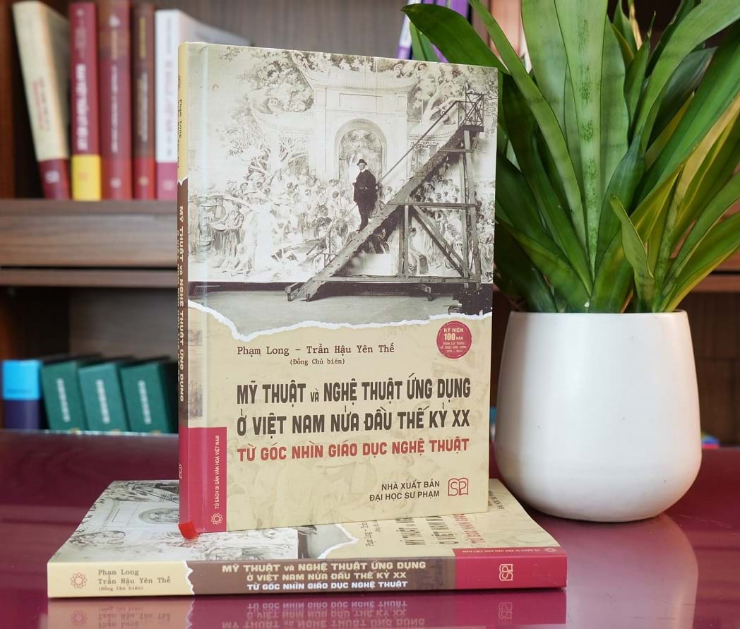 Cuốn sách Mỹ thuật và nghệ thuật ứng dụng ở Việt Nam nửa đầu thế kỉ XX - Từ góc nhìn giáo dục nghệ thuật do Phạm Long và Trần Hậu Yên Thế đồng chủ biên.