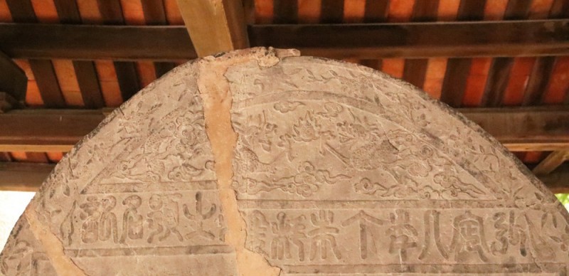 “Lưỡng long tranh châu” trang trí trên trán bia tiến sĩ năm 1607