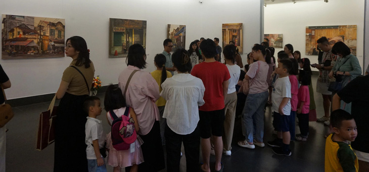 Hà Nội cũ kỹ trong tranh của Phạm Bình Chương 25 năm vẫn ‘đắt hàng’ - Ảnh 2. Hà Nội cũ kỹ trong tranh của Phạm Bình Chương 25 năm vẫn ‘đắt hàng’ - Ảnh 2.