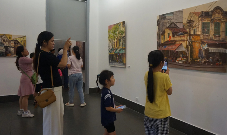 Hà Nội cũ kỹ trong tranh của Phạm Bình Chương 25 năm vẫn ‘đắt hàng’ - Ảnh 3. Hà Nội cũ kỹ trong tranh của Phạm Bình Chương 25 năm vẫn ‘đắt hàng’ - Ảnh 3.