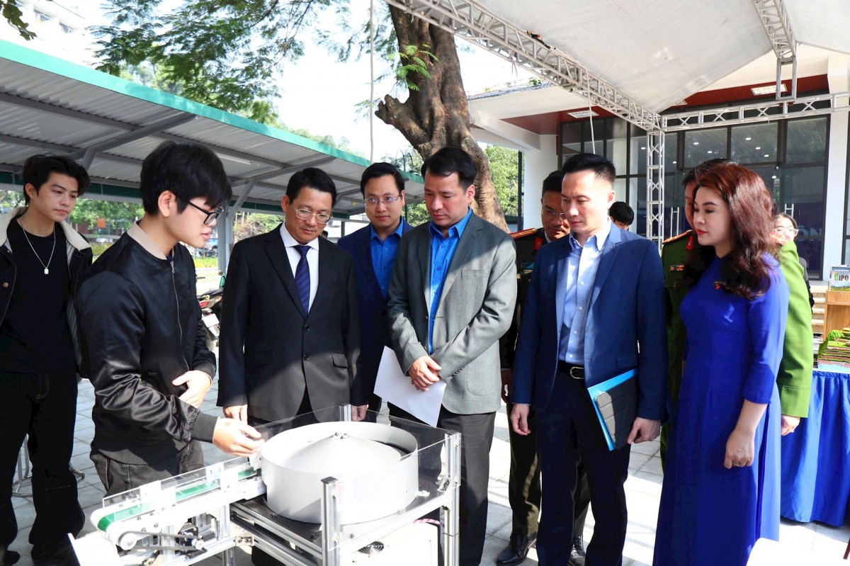 Vinh danh 23 công trình, giải pháp, sản phẩm sáng tạo, sáng kiến Vinh danh 23 công trình, giải pháp, sản phẩm sáng tạo, sáng kiến