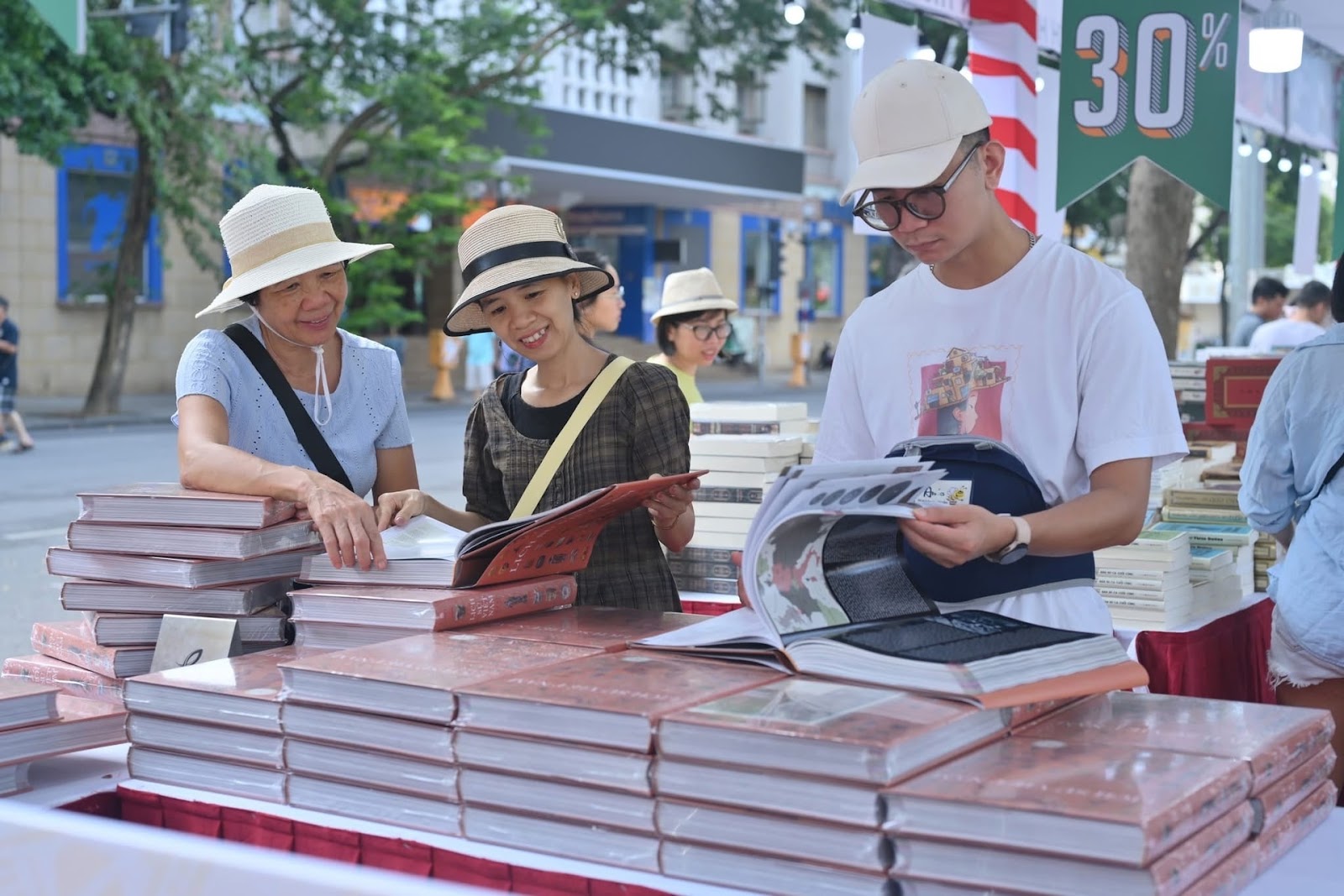 Hội sách Hà Nội 2025 diễn ra từ hôm nay (2-10) tại không gian đi bộ hồ Hoàn Kiếm - Ảnh 1.