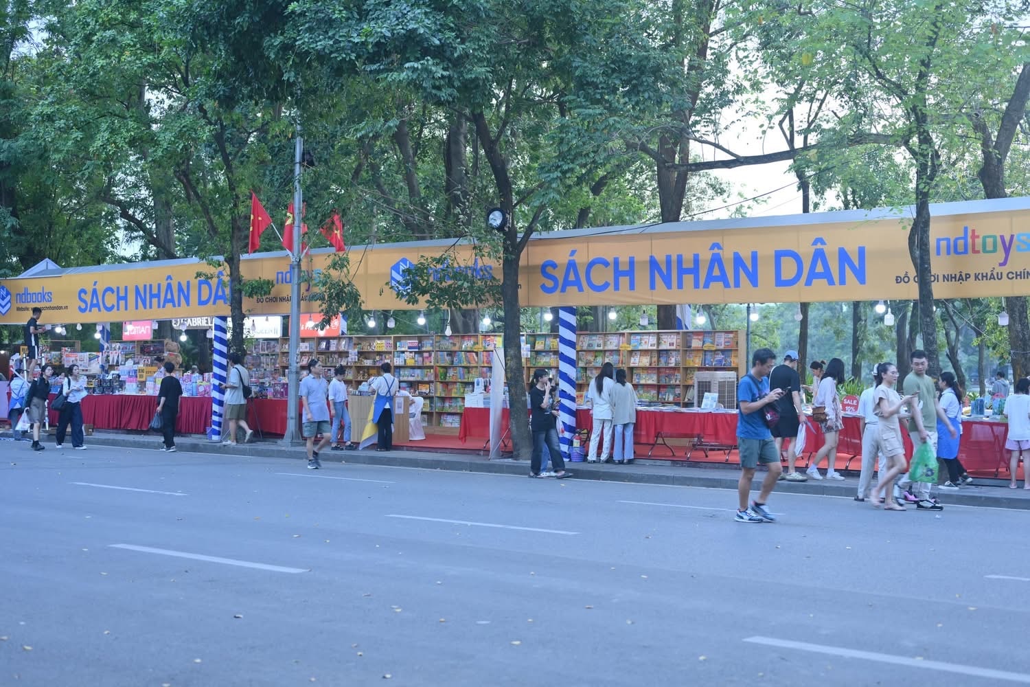 Hội sách Hà Nội 2025 diễn ra từ hôm nay (2-10) tại không gian đi bộ hồ Hoàn Kiếm - Ảnh 2.